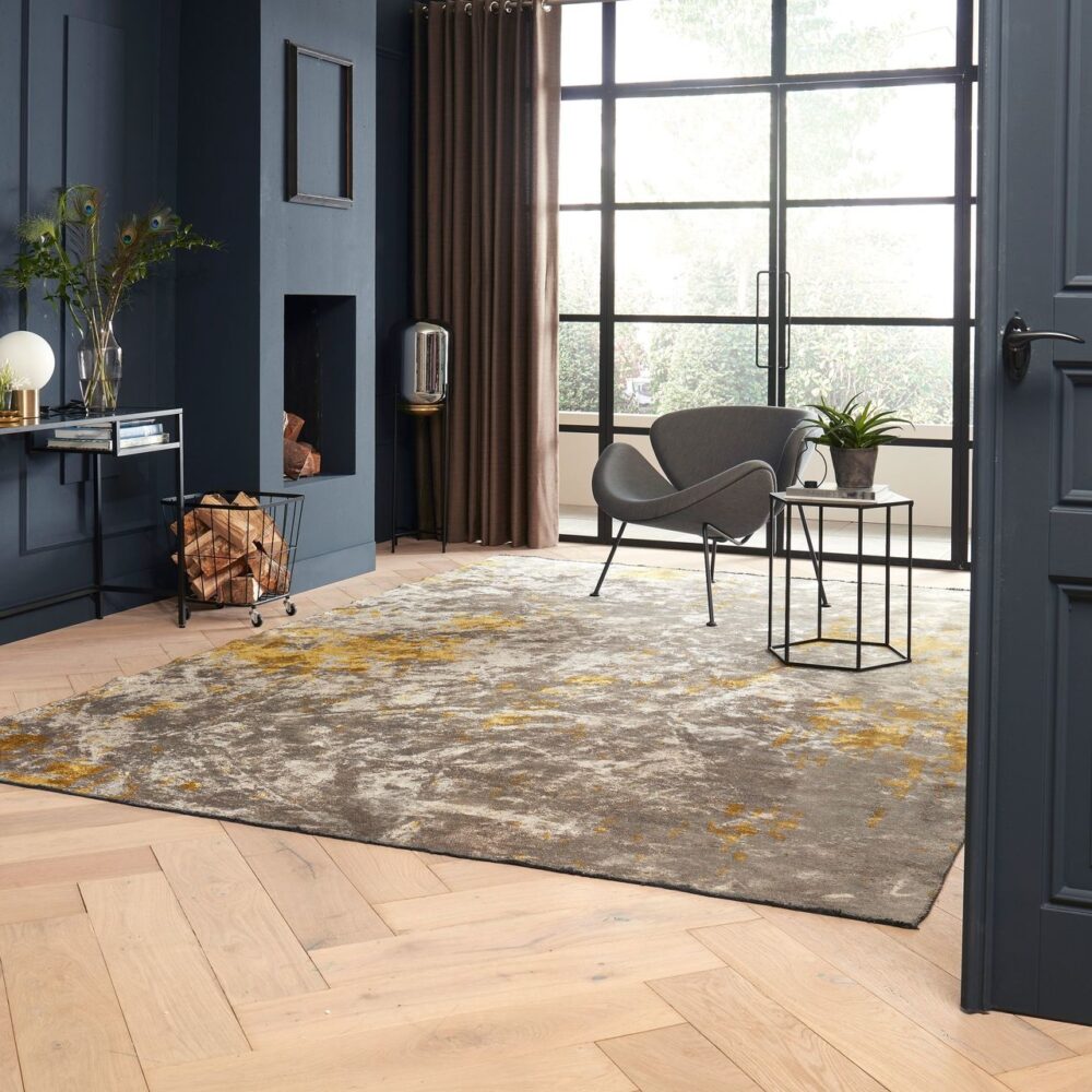 Lichte visgraad vloer met tapijt